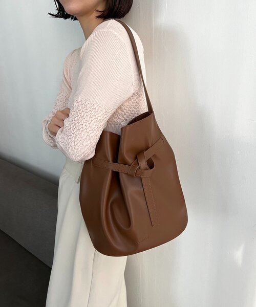 CAPRICIEUX LE'MAGE（カプリシューレマージュ）の「ベルテッドバケットトートバッグ（ショルダーバッグ・レディース・ライトベージュ/ブラック/キャメル・FREE）」の13枚目の写真