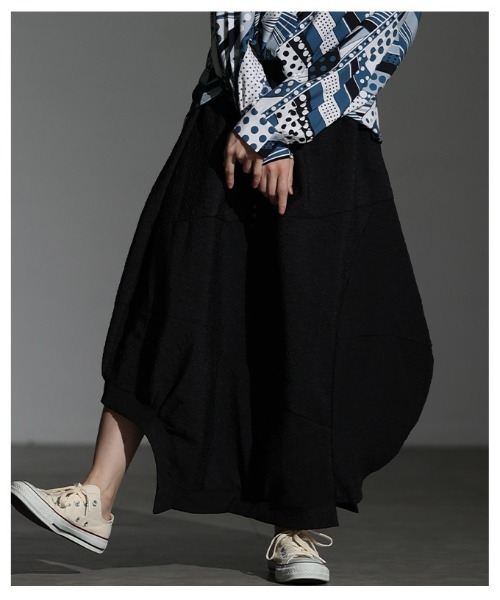 Sawa a la mode(サワアラモード)の「変形ヘムラインエンボスバルーンスカート(スカート・レディース・ブラック・FREE)」の12枚目の写真
