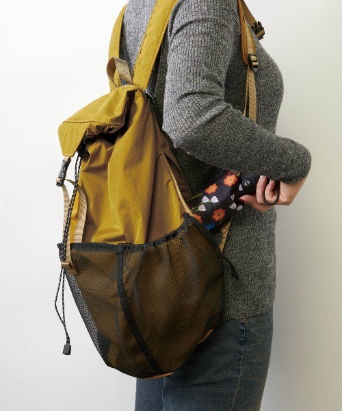 Live in comfort(リブインコンフォート)の「リブ イン コンフォート 人気スタイリスト石上美津江さんとつくった 薄くて軽くてからだになじむ 撥水素材のポケッタブルリュックサック〈マスタードイエロー〉(バックパック/リュック・レディース・マスタード・ONE SIZE)」の4枚目の写真
