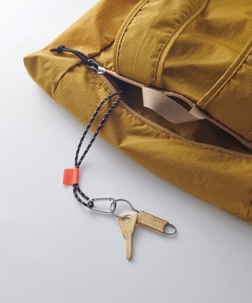 Live in comfort(リブインコンフォート)の「リブ イン コンフォート 人気スタイリスト石上美津江さんとつくった 薄くて軽くてからだになじむ 撥水素材のポケッタブルリュックサック〈マスタードイエロー〉(バックパック/リュック・レディース・マスタード・ONE SIZE)」の7枚目の写真