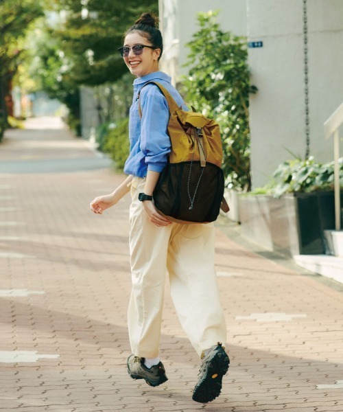 Live in comfort(リブインコンフォート)の「リブ イン コンフォート 人気スタイリスト石上美津江さんとつくった 薄くて軽くてからだになじむ 撥水素材のポケッタブルリュックサック〈マスタードイエロー〉(バックパック/リュック・レディース・マスタード・ONE SIZE)」の3枚目の写真