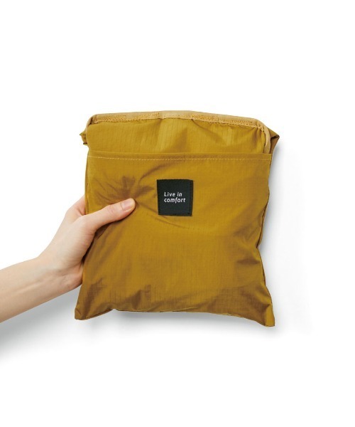 Live in comfort(リブインコンフォート)の「リブ イン コンフォート 人気スタイリスト石上美津江さんとつくった 薄くて軽くてからだになじむ 撥水素材のポケッタブルリュックサック〈マスタードイエロー〉(バックパック/リュック・レディース・マスタード・ONE SIZE)」の8枚目の写真