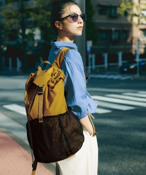 Live in comfort(リブインコンフォート)の「リブ イン コンフォート 人気スタイリスト石上美津江さんとつくった 薄くて軽くてからだになじむ 撥水素材のポケッタブルリュックサック〈マスタードイエロー〉(バックパック/リュック・レディース・マスタード・ONE SIZE)」の2枚目の写真