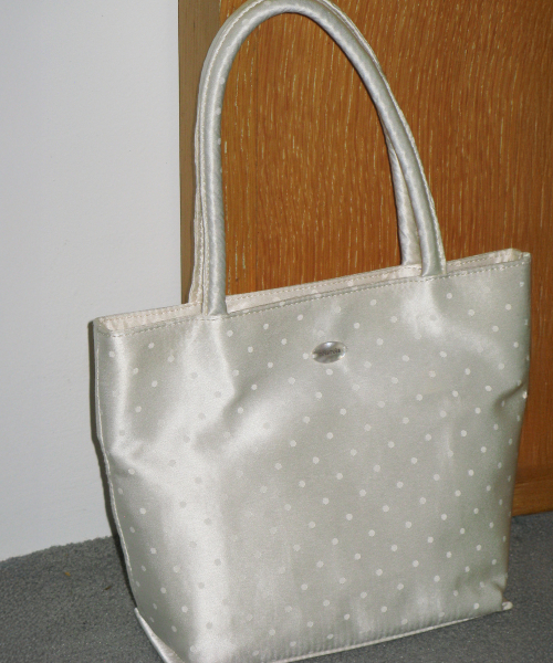 ROLAROLA（ロラロラ）の「DOT SATIN MINI TOTE BAG IVORY（ショルダーバッグ・レディース・アイボリー・FREE）」の2枚目の写真
