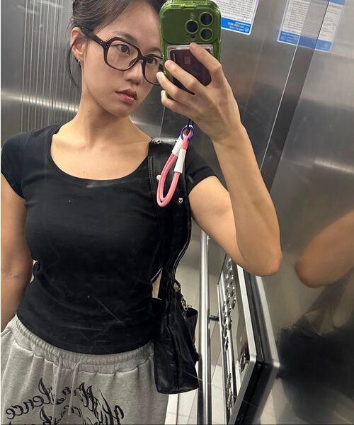 MUSINSA STANDARD WOMAN（ムシンサスタンダードウーマン）の「ウィメンズスリムスクープネックTシャツ[ブラック]（Tシャツ/カットソー・レディース・その他・LARGE/X-LARGE/MEDIUM/SMALL/X-SMALL）」の5枚目の写真