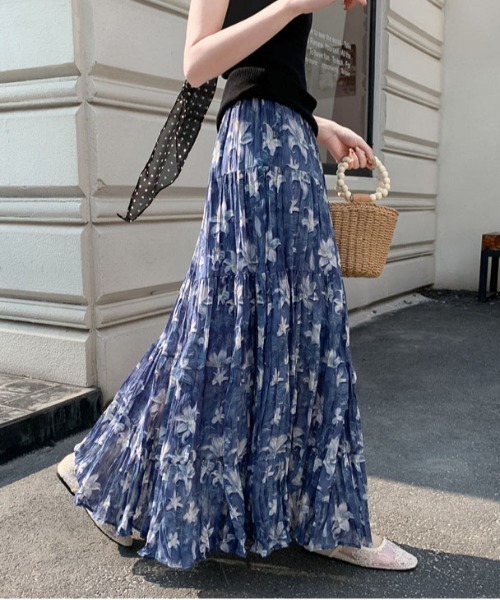 &soiree(アンドソワレ)の「しわ加工フラワーモチーフフレアスカート(スカート・レディース・ブルー・MEDIUM/LARGE)」の1枚目の写真