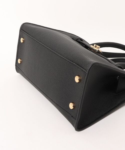 CHARLES & KEITH(チャールズ & キース)の「Aubrielle オブリエル ベルトストラクチャーバッグ(ハンドバッグ・レディース・クリーム/ライトベージュ/チョコ/ブラック/ライトピンク・M)」の9枚目の写真