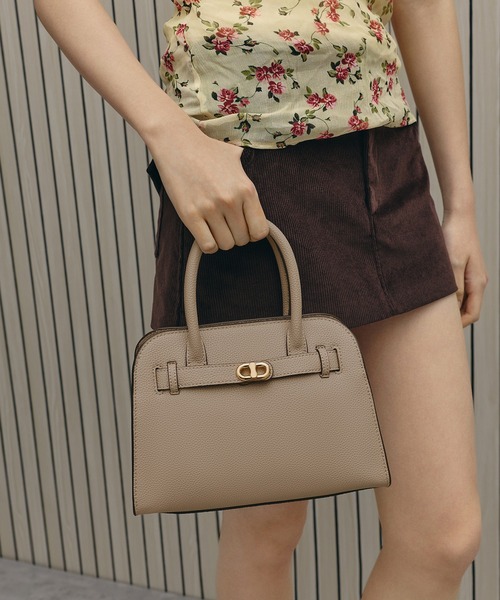 CHARLES & KEITH(チャールズ & キース)の「Aubrielle オブリエル ベルトストラクチャーバッグ(ハンドバッグ・レディース・クリーム/ライトベージュ/チョコ/ブラック/ライトピンク・M)」の4枚目の写真