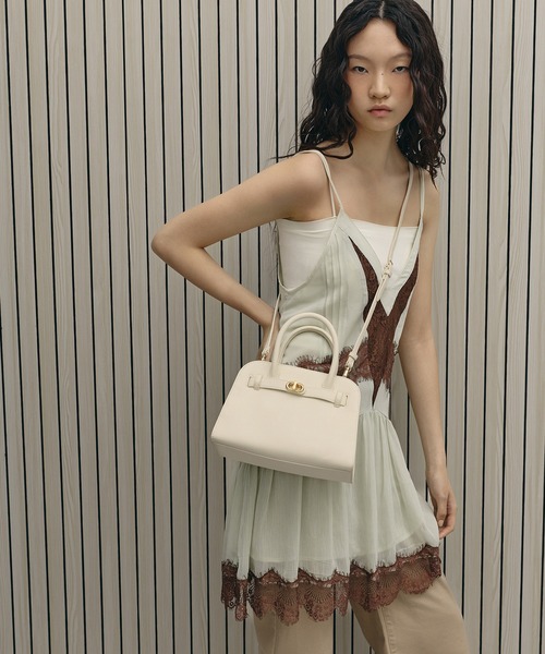 CHARLES & KEITH(チャールズ & キース)の「Aubrielle オブリエル ベルトストラクチャーバッグ(ハンドバッグ・レディース・クリーム/ライトベージュ/チョコ/ブラック/ライトピンク・M)」の3枚目の写真