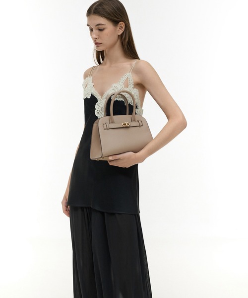 CHARLES & KEITH(チャールズ & キース)の「Aubrielle オブリエル ベルトストラクチャーバッグ(ハンドバッグ・レディース・クリーム/ライトベージュ/チョコ/ブラック/ライトピンク・M)」の15枚目の写真