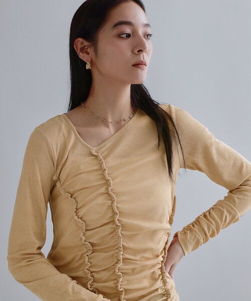 OPAQUE.CLIP(オペークドットクリップ)の「【es】アシンメトリーシャーリング シアーカットソー【洗濯機OK】(Tシャツ/カットソー・レディース・ベージュ/チャコールグレー・36/38/40)」の2枚目の写真