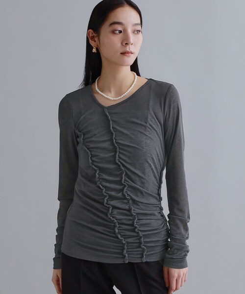 OPAQUE.CLIP(オペークドットクリップ)の「【es】アシンメトリーシャーリング シアーカットソー【洗濯機OK】(Tシャツ/カットソー・レディース・ベージュ/チャコールグレー・36/38/40)」の1枚目の写真