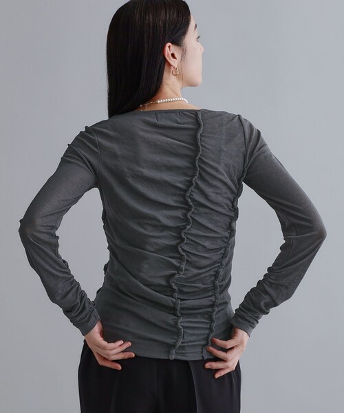 OPAQUE.CLIP(オペークドットクリップ)の「【es】アシンメトリーシャーリング シアーカットソー【洗濯機OK】(Tシャツ/カットソー・レディース・ベージュ/チャコールグレー・36/38/40)」の3枚目の写真