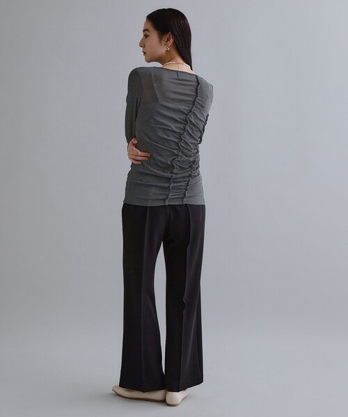 OPAQUE.CLIP(オペークドットクリップ)の「【es】アシンメトリーシャーリング シアーカットソー【洗濯機OK】(Tシャツ/カットソー・レディース・ベージュ/チャコールグレー・36/38/40)」の5枚目の写真