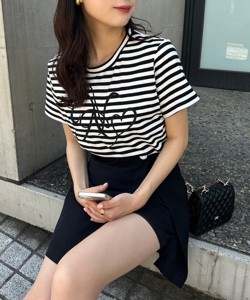 one after another NICE CLAUP（ワンアフターアナザーナイスクラップ）の「イニシャルビッグロゴ刺繍Tシャツ/リバイバル【ZOZO限定商品】（Tシャツ/カットソー・レディース・チャコールグレー/ホワイト×ピンク/ピンク/ホワイト×ブラック/アイボリー・FREE）」の3枚目の写真