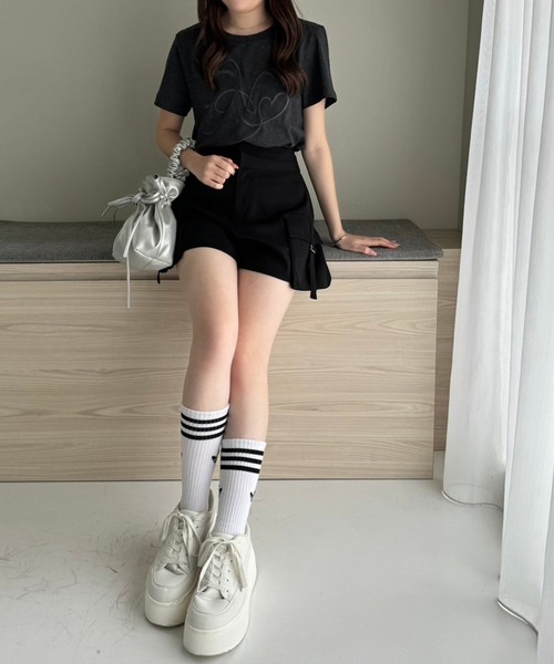 one after another NICE CLAUP（ワンアフターアナザーナイスクラップ）の「イニシャルビッグロゴ刺繍Tシャツ/リバイバル【ZOZO限定商品】（Tシャツ/カットソー・レディース・チャコールグレー/ホワイト×ピンク/ピンク/ホワイト×ブラック/アイボリー・FREE）」の8枚目の写真