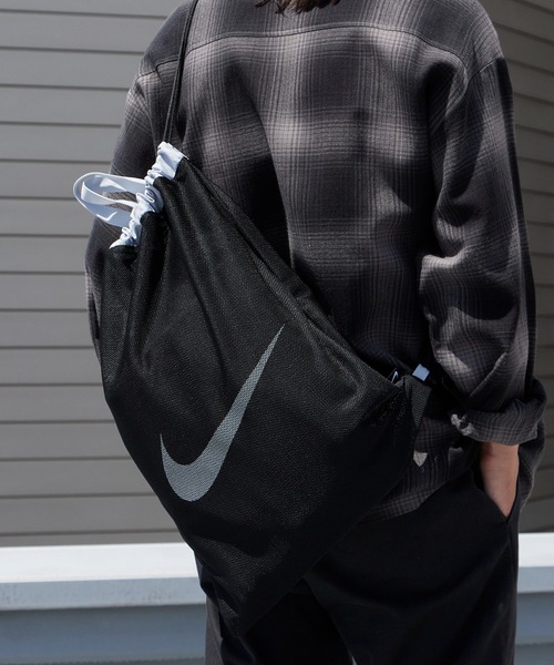 NIKE(ナイキ)の「NIKE/ナイキ SS26 メッシュワンショルダープールバッグ ブランドロゴ 巾着 メッシュバッグ ナップサック 2026年 夏 夏服(ショルダーバッグ・メンズ・ブラック/グレー/レッド/ミント・FREE)」の1枚目の写真