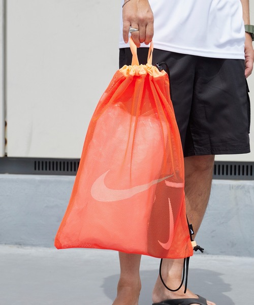 NIKE(ナイキ)の「NIKE/ナイキ SS26 メッシュワンショルダープールバッグ ブランドロゴ 巾着 メッシュバッグ ナップサック 2026年 夏 夏服(ショルダーバッグ・メンズ・ブラック/グレー/レッド/ミント・FREE)」の11枚目の写真