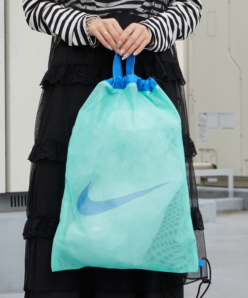 NIKE(ナイキ)の「NIKE/ナイキ SS26 メッシュワンショルダープールバッグ ブランドロゴ 巾着 メッシュバッグ ナップサック 2026年 夏 夏服(ショルダーバッグ・メンズ・ブラック/グレー/レッド/ミント・FREE)」の9枚目の写真