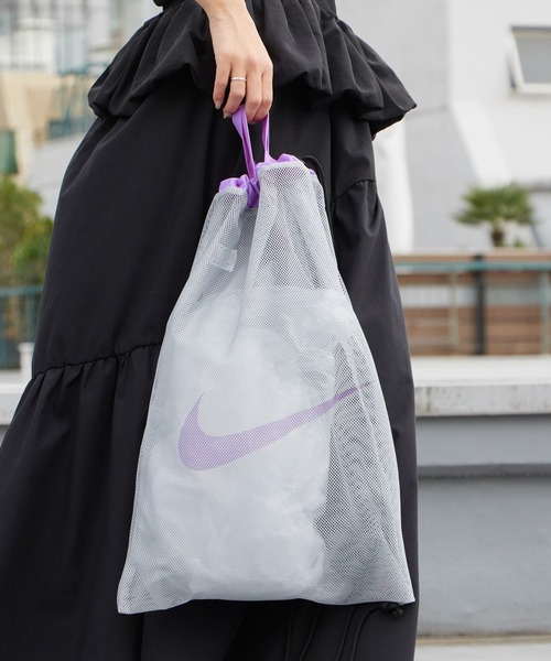 NIKE(ナイキ)の「NIKE/ナイキ SS26 メッシュワンショルダープールバッグ ブランドロゴ 巾着 メッシュバッグ ナップサック 2026年 夏 夏服(ショルダーバッグ・メンズ・ブラック/グレー/レッド/ミント・FREE)」の6枚目の写真