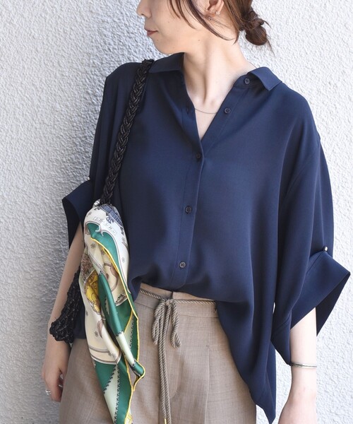 SHIPS Colors(シップス カラーズ)の「SHIPS Colors:〈手洗い可能〉2WAY スリーブ シャツ(シャツ/ブラウス・レディース・ナチュラル/ブラウン/ネイビー・ONE SIZE)」の3枚目の写真