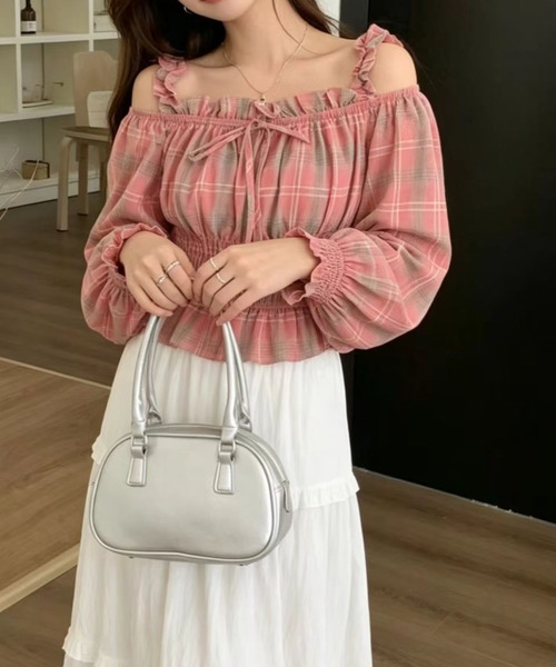FAVORITO(ファヴォリート)の「フリルオフショルダー長袖シャツトップス(シャツ/ブラウス・レディース・ブラック/レッド/ピンク/イエロー・F)」の13枚目の写真