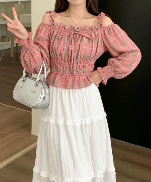 FAVORITO(ファヴォリート)の「フリルオフショルダー長袖シャツトップス(シャツ/ブラウス・レディース・ブラック/レッド/ピンク/イエロー・F)」の14枚目の写真