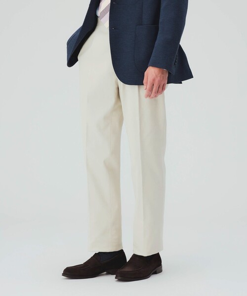 BEAMS HEART(ビームスハート)の「コットンカルゼ サイドアジャスター2プリーツ チノパンツ(ストレッチ)(チノパンツ・メンズ・ブラック/オフホワイト・X-LARGE/LARGE/MEDIUM/SMALL)」の1枚目の写真