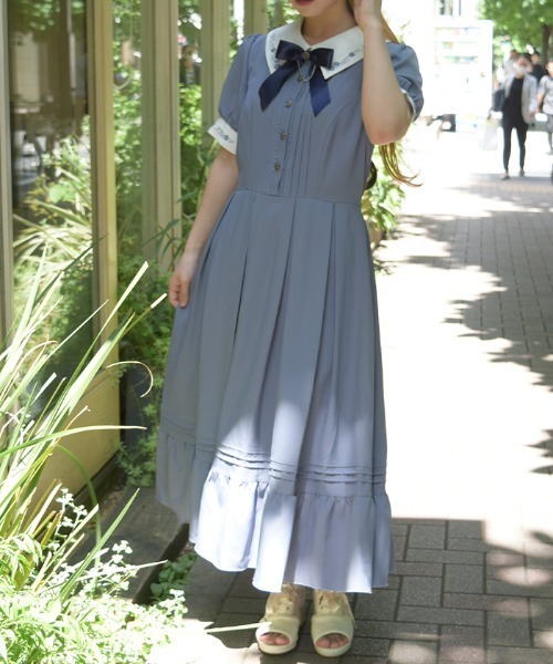 axes femme(アクシーズファム)の「リボンブローチ薔薇刺繍ワンピース(ワンピース・レディース・ネイビー/ブラウン/サックスブルー・LARGE/MEDIUM)」の3枚目の写真