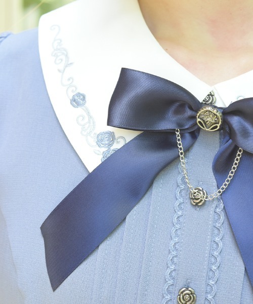 axes femme(アクシーズファム)の「リボンブローチ薔薇刺繍ワンピース(ワンピース・レディース・ネイビー/ブラウン/サックスブルー・LARGE/MEDIUM)」の13枚目の写真
