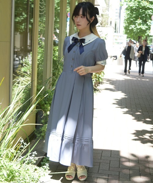 axes femme(アクシーズファム)の「リボンブローチ薔薇刺繍ワンピース(ワンピース・レディース・ネイビー/ブラウン/サックスブルー・LARGE/MEDIUM)」の16枚目の写真