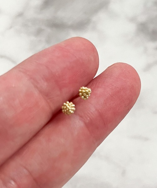 yu-ka(ユーカ)の「YU-KA:ミニマルスタッドピアス Minimalist stud earrings(ピアス(両耳用)・レディース・ゴールド/シルバー・FREE)」の2枚目の写真