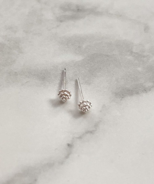yu-ka(ユーカ)の「YU-KA:ミニマルスタッドピアス Minimalist stud earrings(ピアス(両耳用)・レディース・ゴールド/シルバー・FREE)」の4枚目の写真