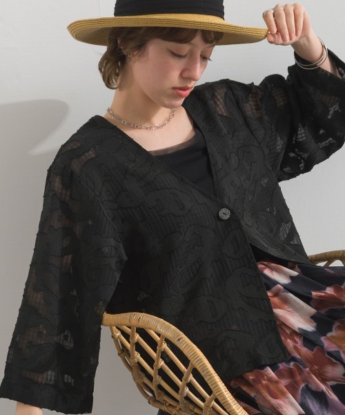 MAFRAIS(マフレ)の「カット ジャガード 5分袖 シャツ(シャツ/ブラウス・レディース・ブラック/オフホワイト・FREE)」の2枚目の写真