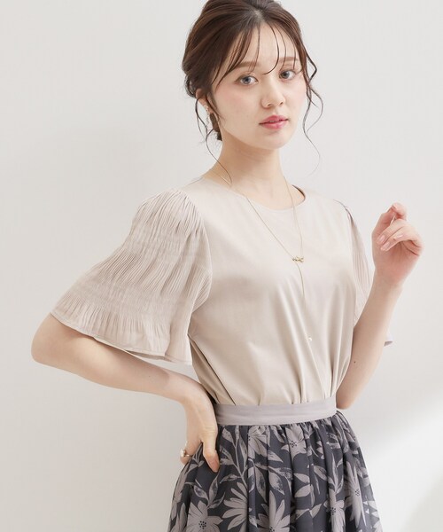 couture brooch(クチュールブローチ)の「【接触冷感・UVカット・洗える】マジョリカプリーツ スリーブ トップス(Tシャツ/カットソー・レディース・ライトイエロー系/ライトグレー/オフホワイト/ネイビー・36/38/40/42)」の3枚目の写真