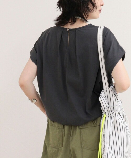 fredy emue（フレディエミュ）の「シルケットタックデザインTシャツ（Tシャツ/カットソー・レディース・オフホワイト/ブラウン/オレンジ/チャコールグレー・38）」の2枚目の写真
