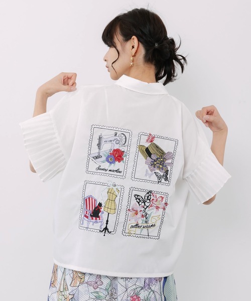 ScoLar(スカラー)の「562234:デザイナーの日常柄刺繍 袖プリーツ付きシャツ(シャツ/ブラウス・レディース・オフホワイト/ピンク/ブラック・M)」の2枚目の写真