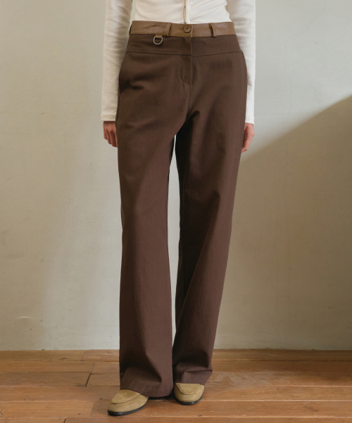 OURNOSTALGIA(アワー ノスタルジア)の「Auburn leather waist pants_Brown(O25-PT12)(その他パンツ・レディース・ブラウン・MEDIUM/SMALL)」の1枚目の写真