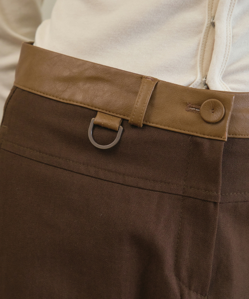 OURNOSTALGIA(アワー ノスタルジア)の「Auburn leather waist pants_Brown(O25-PT12)(その他パンツ・レディース・ブラウン・MEDIUM/SMALL)」の3枚目の写真