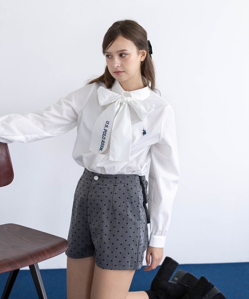 U.S. POLO ASSN.(ユーエスポロアッスン)の「【U.S. POLO ASSN.】clear 別注 刺繍入りリボンタイ付きシャツブラウス(シャツ/ブラウス・レディース・オフホワイト/ベージュ/サックスブルー・F)」の2枚目の写真