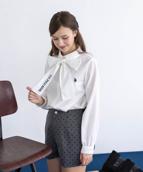 U.S. POLO ASSN.(ユーエスポロアッスン)の「【U.S. POLO ASSN.】clear 別注 刺繍入りリボンタイ付きシャツブラウス(シャツ/ブラウス・レディース・オフホワイト/ベージュ/サックスブルー・F)」の18枚目の写真