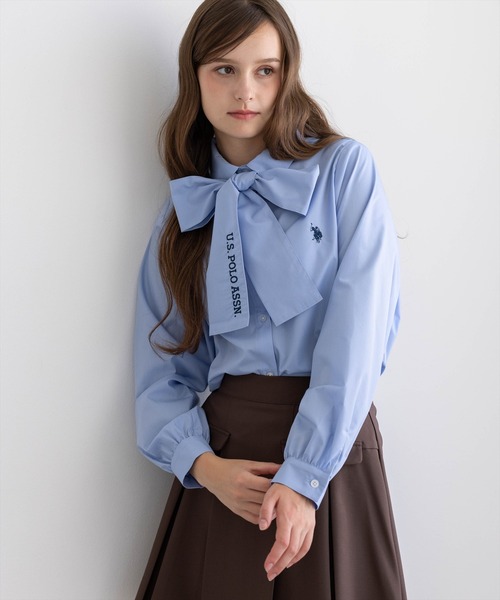 U.S. POLO ASSN.(ユーエスポロアッスン)の「【U.S. POLO ASSN.】clear 別注 刺繍入りリボンタイ付きシャツブラウス(シャツ/ブラウス・レディース・オフホワイト/ベージュ/サックスブルー・F)」の4枚目の写真