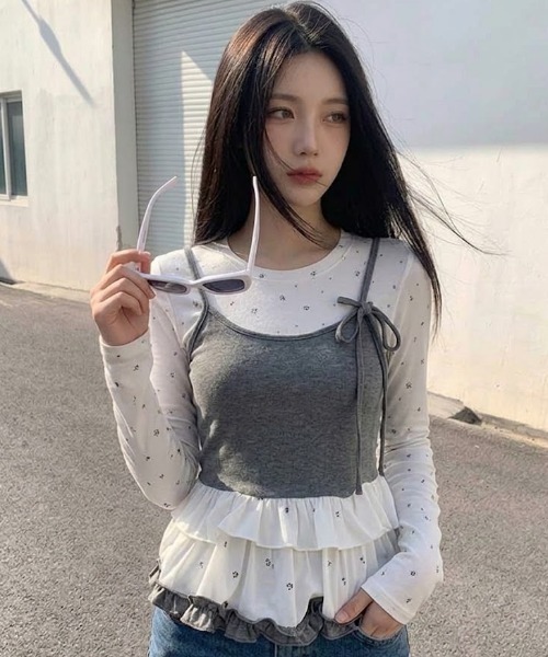 AVYL(アヴィル)の「裾ティアードフリルキャミソールレイヤードトップス(Tシャツ/カットソー・レディース・グレー/ネイビー/レッド・M)」の2枚目の写真