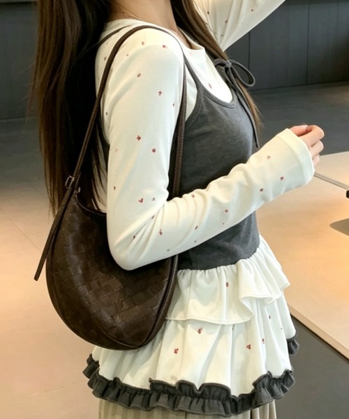AVYL(アヴィル)の「裾ティアードフリルキャミソールレイヤードトップス(Tシャツ/カットソー・レディース・グレー/ネイビー/レッド・M)」の11枚目の写真