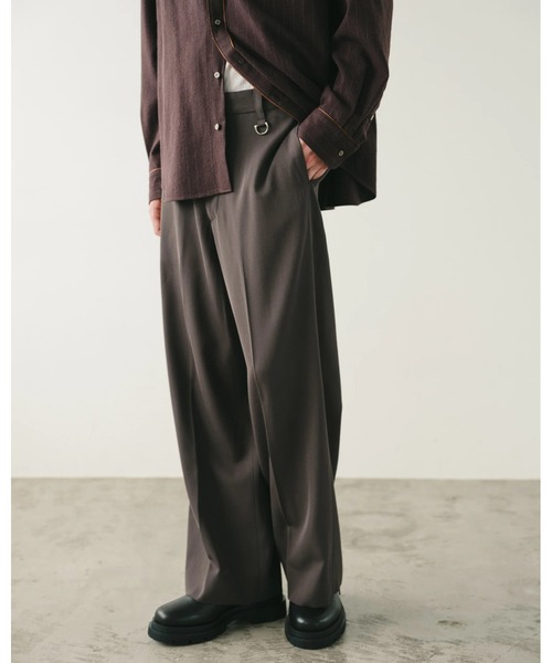 SimplyComplicated(シンプリーコンプリケイテッド)の「EVERYDAY VIRGIN WOOL TROUSERS(スラックス・メンズ・チャコールグレー/ライトブラウン・1/2)」の2枚目の写真