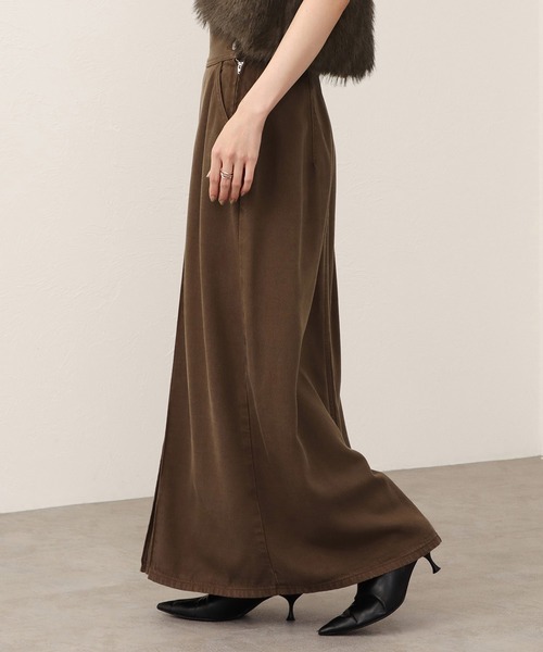 SOMETHING（サムシング）の「【GISELe10月号掲載】atelier SOMETHING drape FRONT PLEATS SKIRT/ドレープフロントプリーツデニムスカート（スカート・レディース・ブラウン/ブルー・MEDIUM/X-SMALL/SMALL）」の6枚目の写真