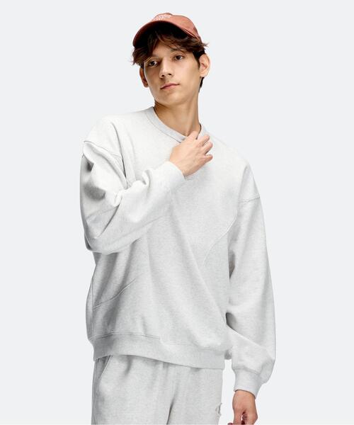 UNDER ARMOUR(アンダーアーマー)の「UAエッセンシャル テリー パッチ クルー(ライフスタイル/メンズ)(スウェット・メンズ・グレー・M/L/XL/S/2XL)」の1枚目の写真