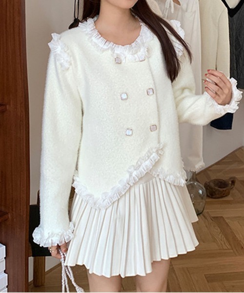 &soiree(アンドソワレ)の「フリル付きフロントヘムビジューボタンカーディガン(カーディガン/ボレロ・レディース・ピンク/ブラック/ホワイト・FREE)」の1枚目の写真