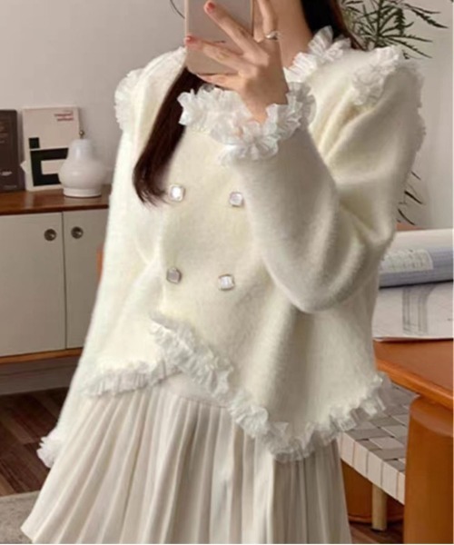 &soiree(アンドソワレ)の「フリル付きフロントヘムビジューボタンカーディガン(カーディガン/ボレロ・レディース・ピンク/ブラック/ホワイト・FREE)」の7枚目の写真
