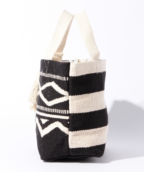 Ray BEAMS（レイビームス）の「Lilas Campbell / レクタングル タッセルトート（トートバッグ・レディース・ブラック/ブルー・ONE SIZE）」の8枚目の写真